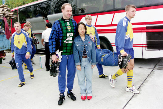 Thomas Ravelli, målvakt med en supporter