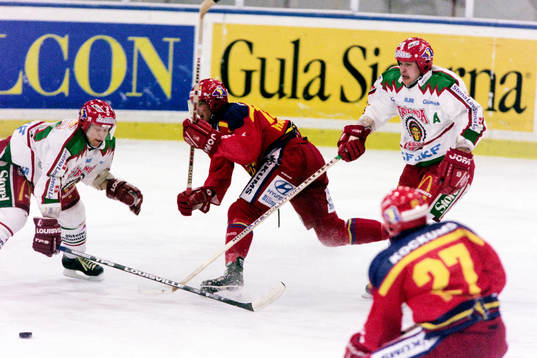 Frölundas Petteri Nummelin och Stefan Larsson försöker