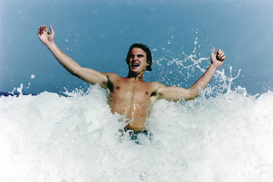 Andreas Andersson badar i havet
