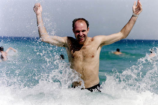 Thomas Ravelli badar i havet