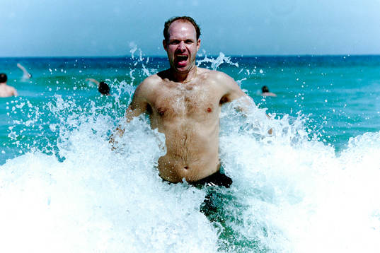 Thomas Ravelli badar i havet