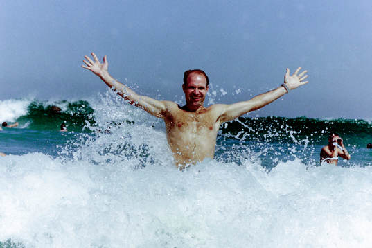 Thomas Ravelli badar i havet