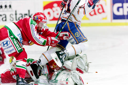 Oscar Ackeström, Frölunda i ryggen på Magnus Jansson,