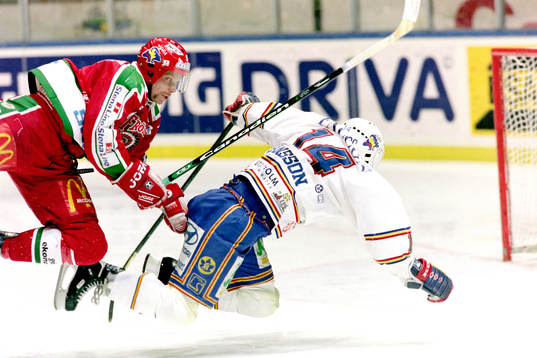 Oscar Ackeström, Frölunda i ryggen på Magnus Jansson,
