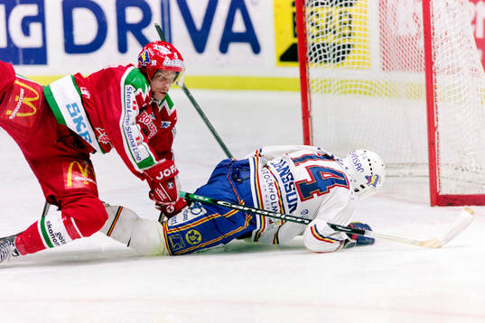 Oscar Ackeström, Frölunda i ryggen på Magnus Jansson,