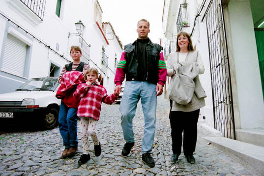 Stefan Kjellberg med familj på stan