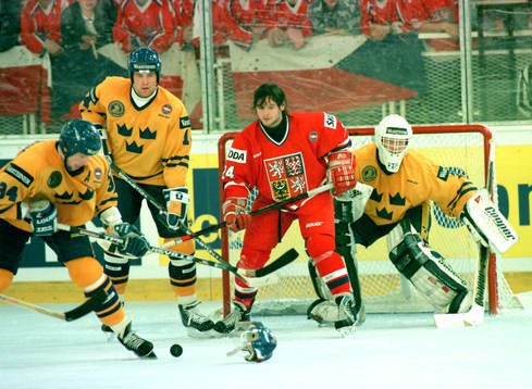 Roger Johansson tar hand om pucken medan Otakar Vejvoda
