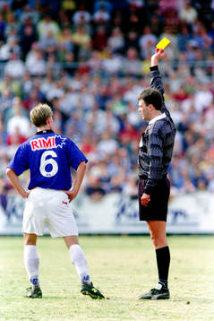 Martin Ingvarsson, domare ger Jesper Mattsson, Halmstad