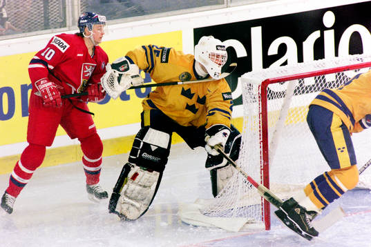 Tjeckiens Pavel Patera och Boo Ahl, målvakt, Sverige