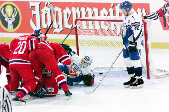 Situation framför finlands målbur och pucken i mål