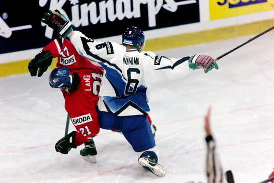 Janne Niinimaa, Finland i ryggen på Robert Lang, Tjeckien