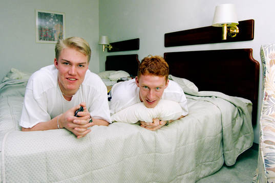 Kenny Jönsson och Jörgen Jönsson på hotellrummet