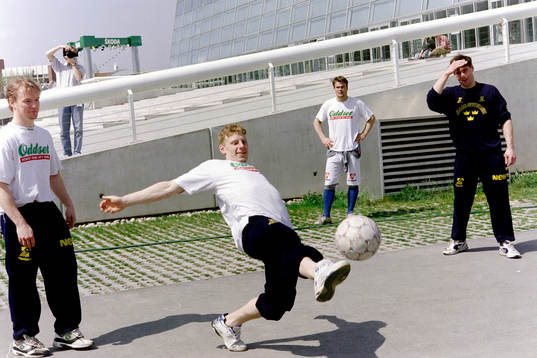 Daniel Alfredsson lirar fotboll