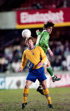 Stefan Schwarz nickar undan bollen