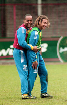 Martin Dahlin skojar med Henrik Larsson