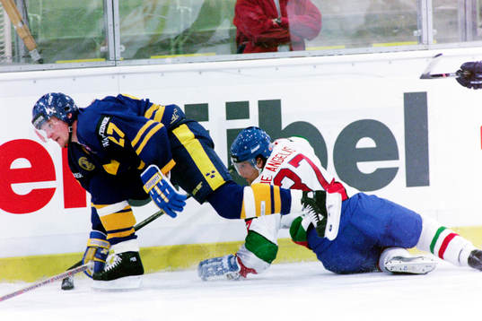 Tomas Forslund, Sverige. tar sig förbi italiens Michael De