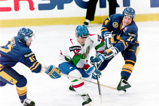 Andreas Dackell och Mattias Norström försöker stoppa