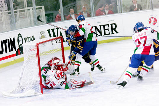 Tomas Forslund, Sverige i kamp framför italiens målvakt