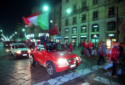 Supporter, Milan, firade ligasegern i bil och med flagga