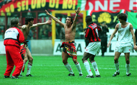 Jubel bland Milan-spelarna med en halvnaken (iklädd endast