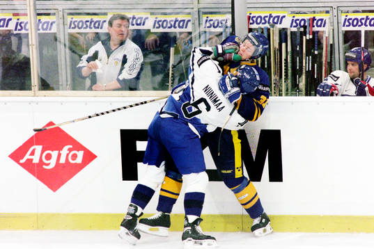 Fredrik Modin, Sverige i bråk med finlands Janne Niinimaa