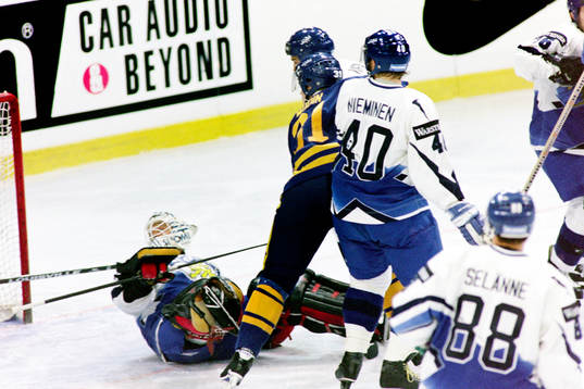Mats Sundin, Sverige framför finlands målvakt Jarmo Myllys