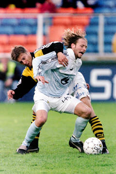 Ola Andersson, AIK i ryggen på malmös Joakim Persson
