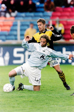 Ola Andersson, AIK i ryggen på malmös Joakim Persson