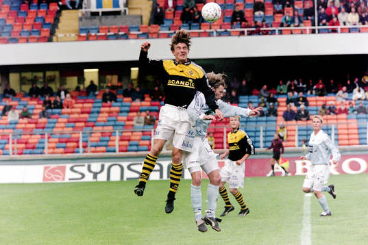 Patrick Englund, AIK i en nickduell med Joakim Persson,