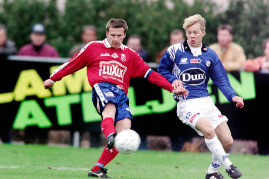 Nicklas Persson, Öster i skottagen uppvaktas av halmstads