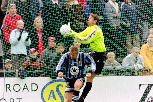 Kaj Eskelinen framför Sven Andersson, målvakt, Helsingborg