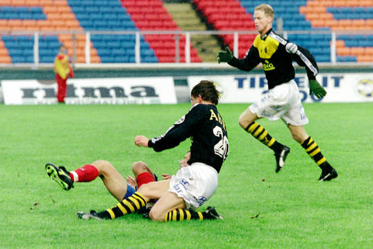 Patrick Englund, AIK glidtacklat av Jonas Axeldal, Öster