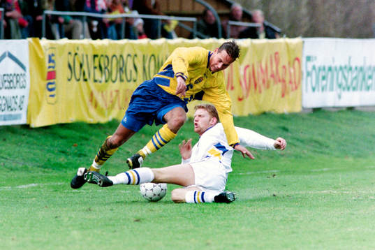 Sebastian Henriksson, Sverige B glidtacklar Markus Lands,