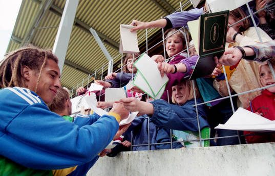 Henrik Larsson skriver autografer
