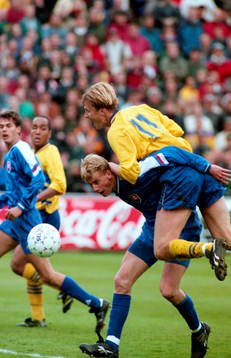 Kennet Andersson vinner en luftduell