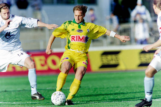 Halmstads Fredrik Andersson uppvaktas av malmös Joakim