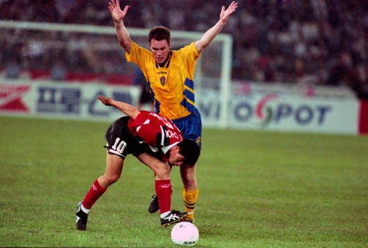 Patrik Andersson i kamp om bollen