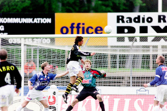Alexander Östlund, AIK framför halmstads målvakt Håkan
