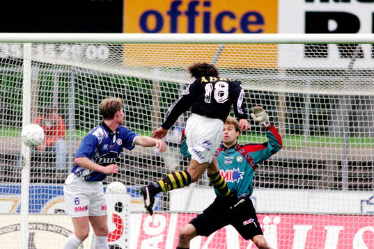 Alexander Östlund, AIK framför halmstads målvakt Håkan