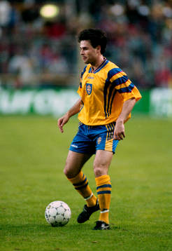 Anders Limpar med bollen