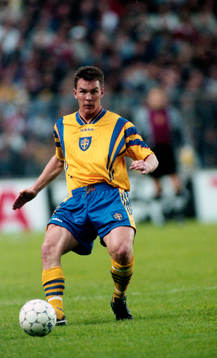 Patrik Andersson bredsidar bollen