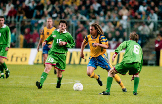 Henrik Larsson uppvaktas av två vitryssar