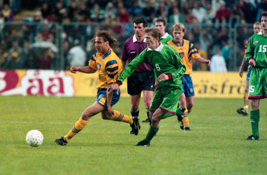 Henrik Larsson uppvaktas av två vitryssar