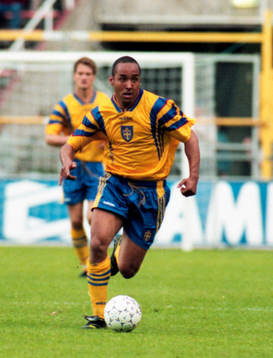 Martin Dahlin med bollen