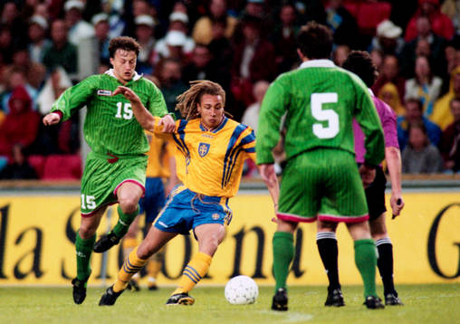 Henrik Larsson uppvaktad av två vitryssar