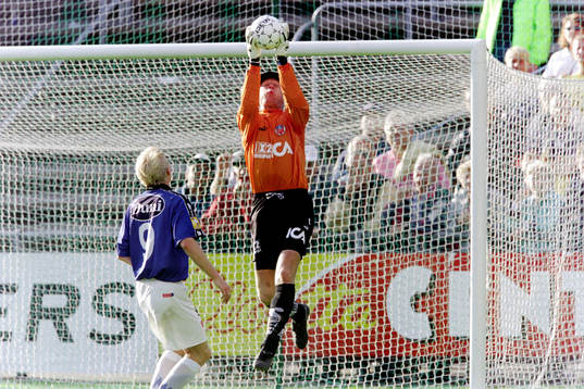 Sven Andersson, målvakt i Helsingborg plockar bollen