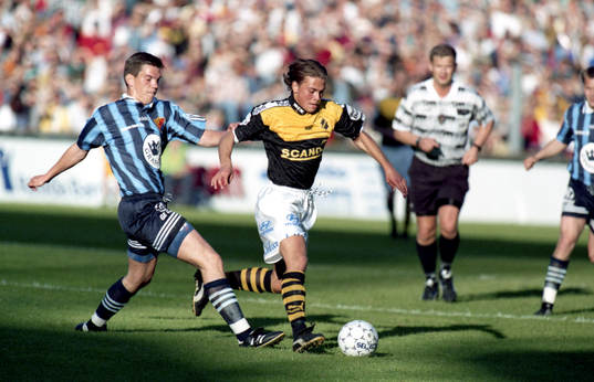 Alexander Östlund, AIK med bollen