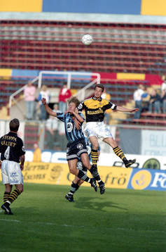 Gary Sundgren, AIK når högst i en nickduell med Jesper