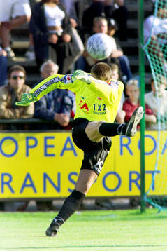 Sven Andersson, målvakt, Helsingborg sparkar ut bollen