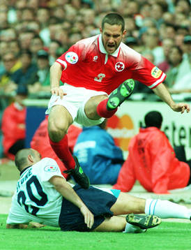 England - Schweiz 1-1: Yvan Quentin, Schweiz, åker på en